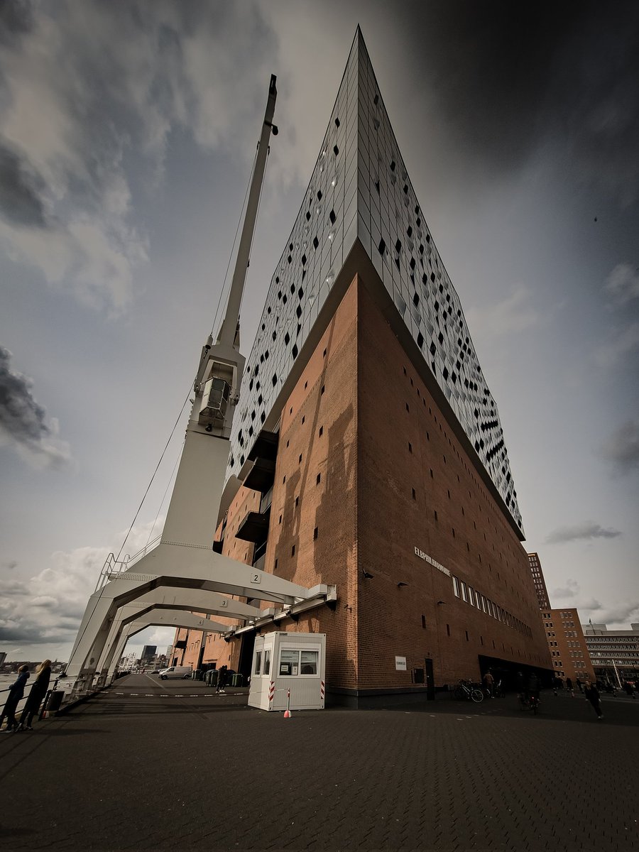 p_zelenka's tweet photo. Mnoho návštěvníků Hamburgu zamíří k téhle budově. Ale opravdový architektonický a hlavně urbanistický div spatří, když udělají čelem vzad a vyrazí do Hafencity... https://t.co/SVBo6UQ5pt