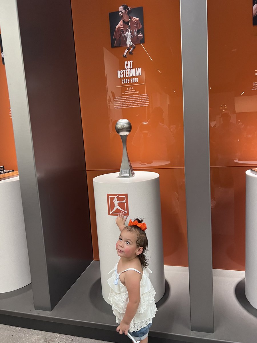 BiancaErtter's tweet image. Orange &amp;amp; White spring game with our future🤘🏼Softball Player 🤞🏼🧡🐂  #espy @catosterman