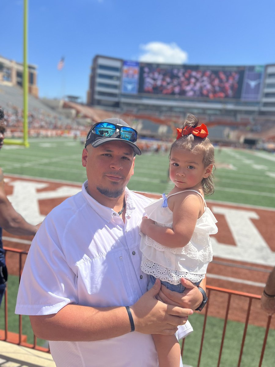 BiancaErtter's tweet image. Orange &amp;amp; White spring game with our future🤘🏼Softball Player 🤞🏼🧡🐂  #espy @catosterman