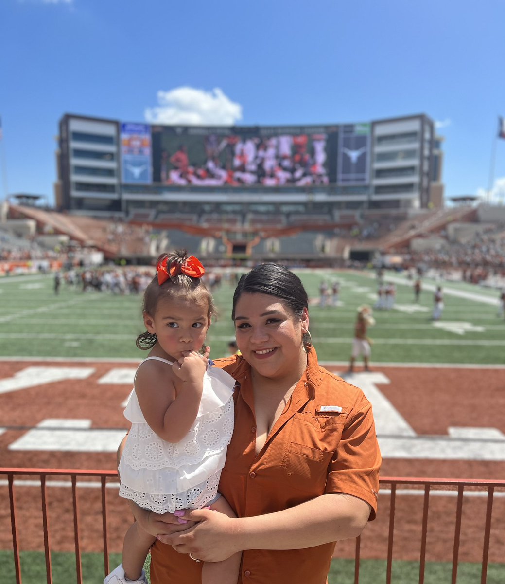 BiancaErtter's tweet image. Orange &amp;amp; White spring game with our future🤘🏼Softball Player 🤞🏼🧡🐂  #espy @catosterman