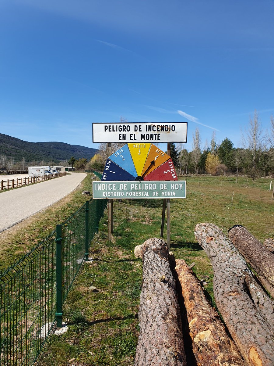 serrada_redondo's tweet photo. Curioso cartel que me he encontrado en Vinuesa (SO). Se nota que en esa zona quieren,  cuidan y protegen sus montes. Igual obtener productos de ellos (los más "eco" que hay) no es tan malo!!! https://t.co/D7yGpRBslb