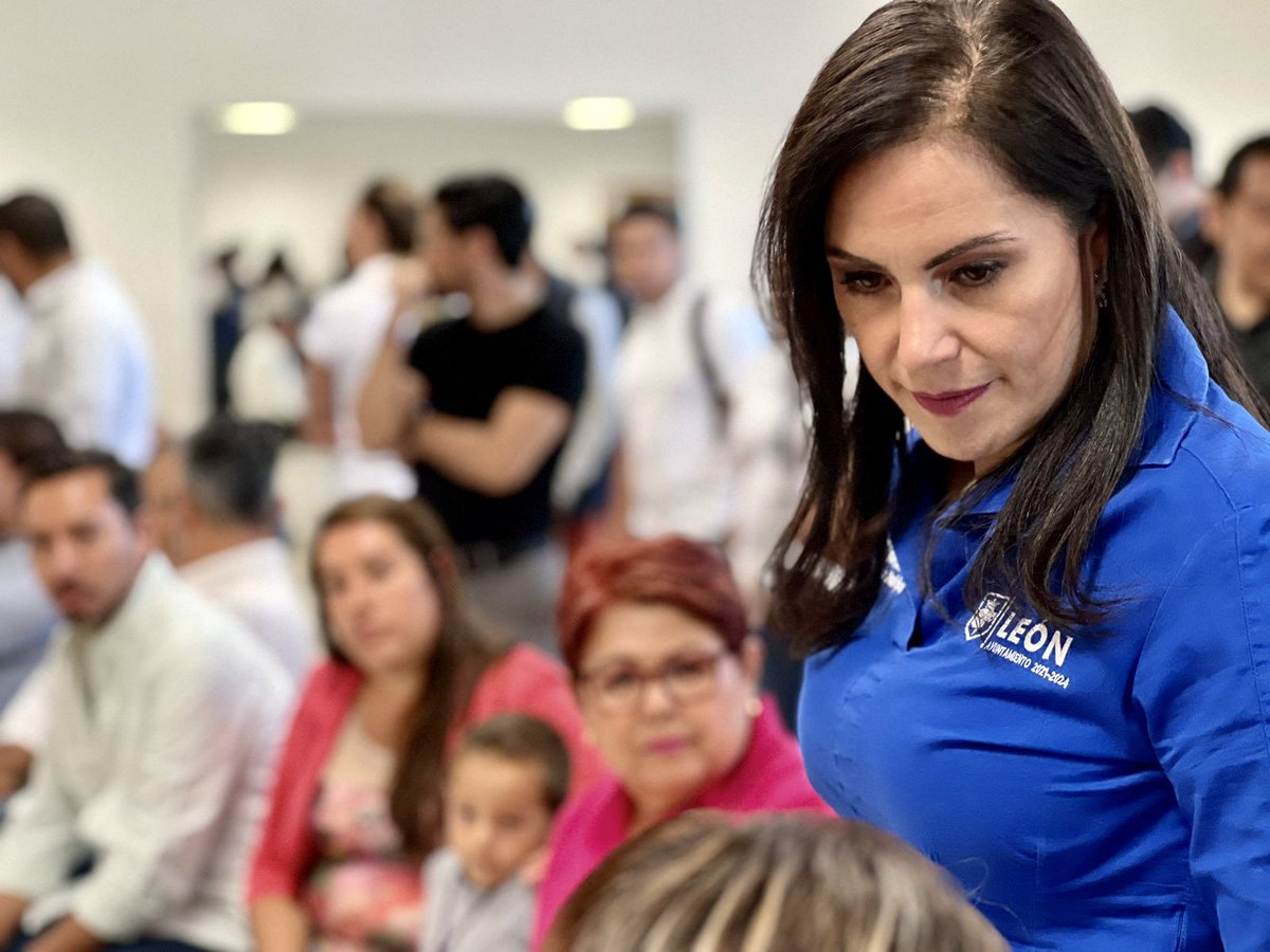 participaleon's tweet photo. Hoy mediante #MiBarrioHabla💬 estuvimos presentes en la #DelegaciónLasJoyas, con ciudadanos de la zona; #LaMarqueza y #RizosDeLaJoya escuchando y dando seguimiento a sus acuerdos de las necesidades y problemáticas de la colonia. 

¡Trabajando juntos por nuestro León! 🫂🦁 https://t.co/xX91I3DGlz