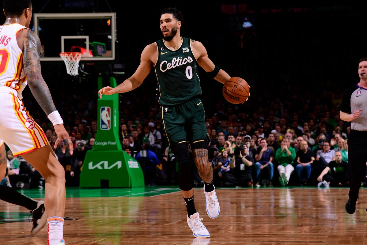 taylorcsnow's tweet photo. Halftime: Celtics 74, Hawks 44
☘️ Tatum: 21 PTS, 5 REB, +25
☘️ White: 16 PTS, 3 REB, 3 AST, 2 BLK
☘️ Brown: 13 PTS, 6 REB
☘️ Rob: 10 PTS (5-5 FG), 4 REB
🐣 Young: 12 PTS (3-11 FG, 1-5 3P), 4 TOV, -26 https://t.co/0Dun8BEjMv