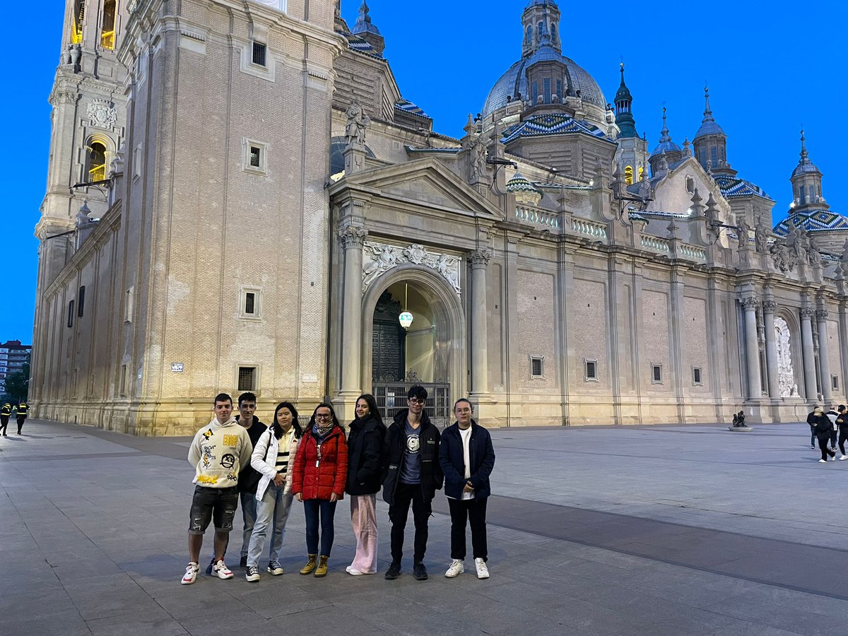 IES_mnndz's tweet photo. El equipo del MENSATII está en Zaragoza. Hoy se producen lanzamiento del globo de helio con las cápsulas. Subió 28 kms antes de reventar y recorrió 115 kms a causa del viento. Una vez recuperada la cápsula, mañana análisis de resultados. Bien hecho!!  
#tecnologiaenelmenendezmola https://t.co/t5xATTgFig