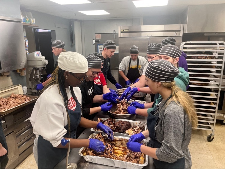 hamptonhawks1's tweet photo. Hampton FFA members spent time prepping, smoking, pulling, and packaging pork, potatoes, and corn yesterday and today!  We thank The Leadership Center, especially John Bader for helping us have another successful fundraiser. https://t.co/0Xz39851ax