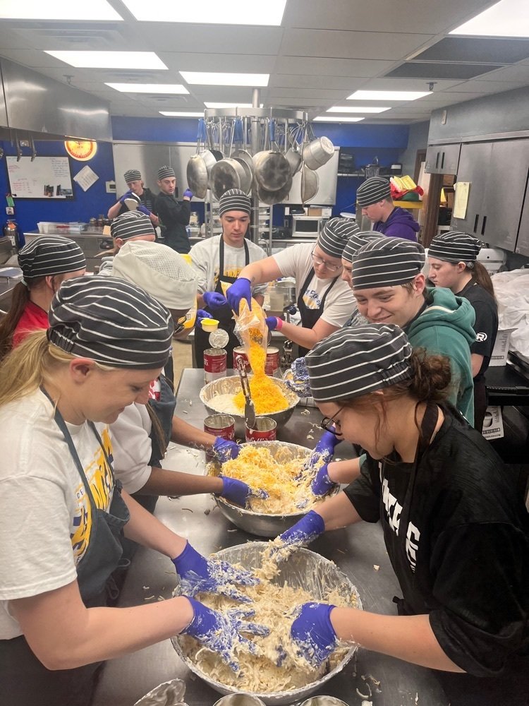 hamptonhawks1's tweet photo. Hampton FFA members spent time prepping, smoking, pulling, and packaging pork, potatoes, and corn yesterday and today!  We thank The Leadership Center, especially John Bader for helping us have another successful fundraiser. https://t.co/0Xz39851ax