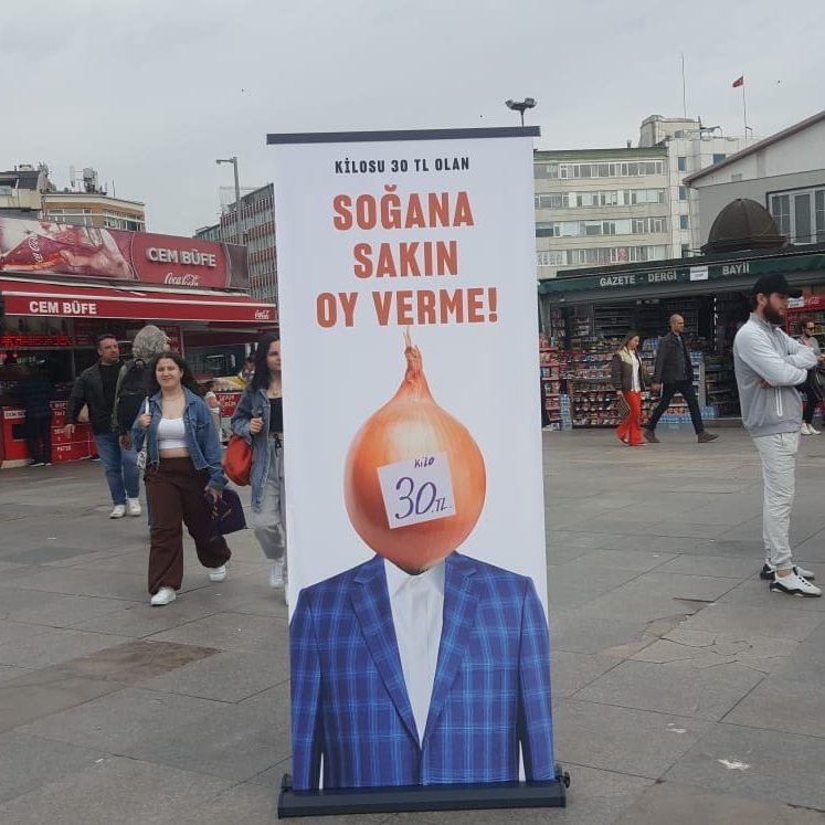 Bakırköy'den bir fotoğraf :D 

"Kilosu 30 TL olan soğana sakın oy verme !'