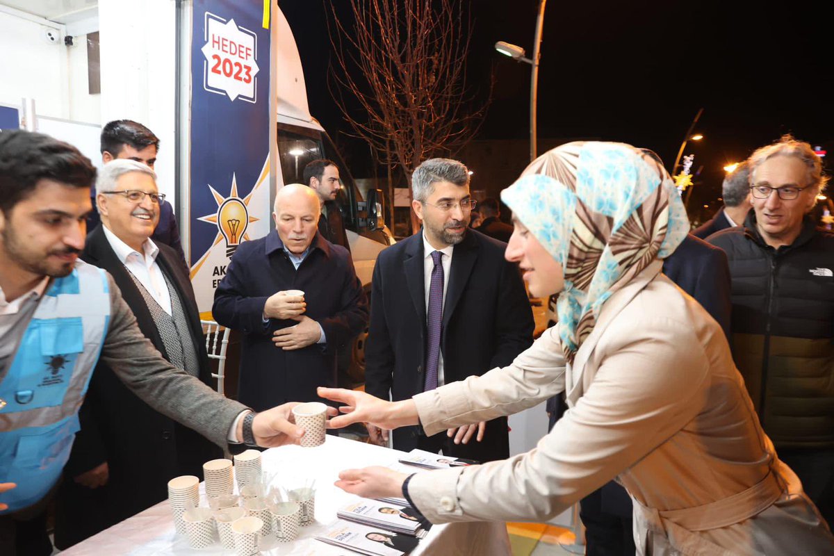 akgenclik025's tweet photo. Genel Başkan Yardımcımız İstanbul Milletvekilimiz Vedat DEMİRÖZ, İl Başkanımız @avibrahimK ve EBB Başkanımız @mehmetsekmen teravi sonrası hemşerilerimize çay ikramında bulundular.☕️

Dün olduğu gibi bugün de ilk günkü aşkla çalmadık kapı girilmedik gönül bırakmayacağız.❤️ https://t.co/6nqopLWJnY
