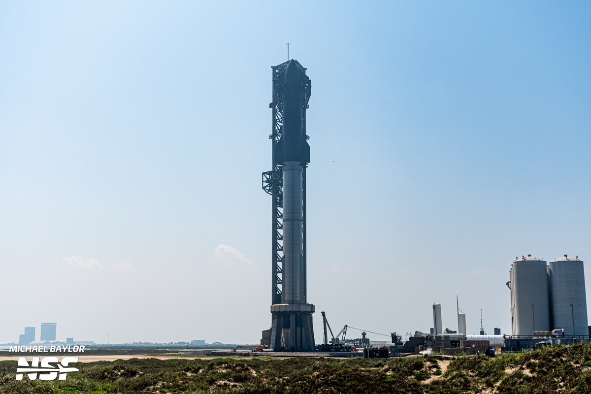SpXenFR's tweet photo. Les FTS des 2 véhicules semblent installés et armés ! Ils serviront à mettre fin au vol en détruisant le lanceur en cas d'anomalie 💥

B7/S24 sont de nouveau assemblés sur le pad 🔥

(📸 @NASASpaceflight) https://t.co/WlfavWSsKu