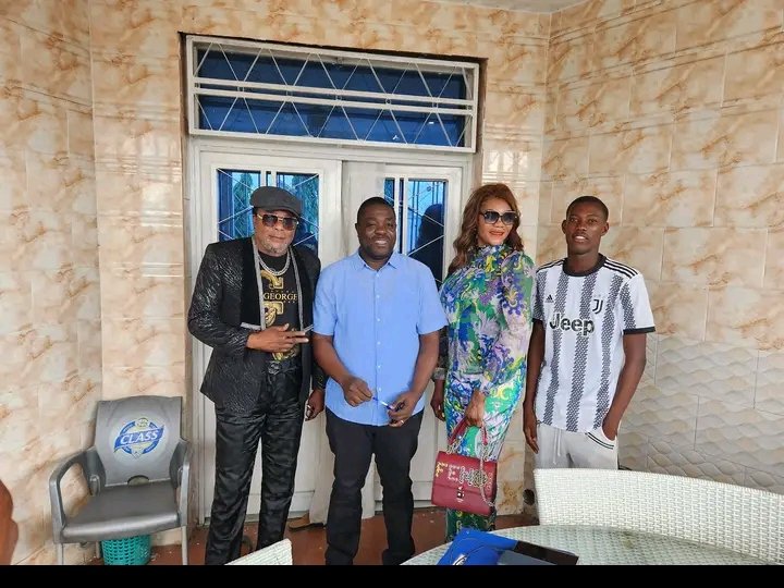 Globalinfosafri's tweet photo. La légende musicale Djouna djanana, le père de maître #Guims et #Dadju a foulé ce samedi le sol de Ngaba en visite chez le SG de L'ACP, l,homme de l'intérêt général, Charles mbutamuntu lwanga ! #NGABA devient une terre fréquentable et attrayante ! Le meilleur reste à venir! https://t.co/i0dgkdfbaw