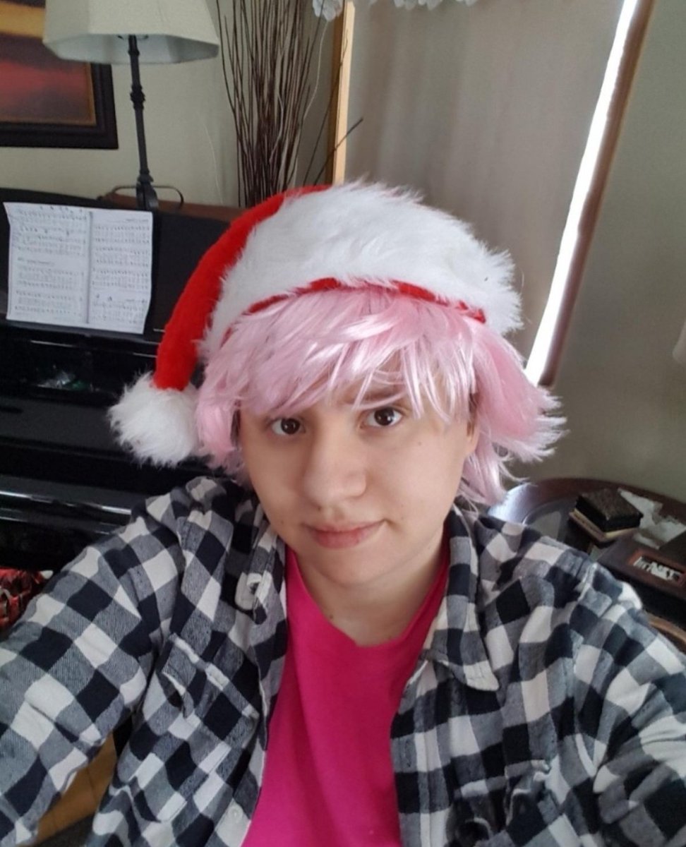 JaroGiesbrecht's tweet photo. She may have been wearing a blue hoody and black jeans and red shoes. She has  brown/blonde streaked hair with green highlights. 

Sometimes, she changes her hair to different colors. https://t.co/F8WTgX9wXE
