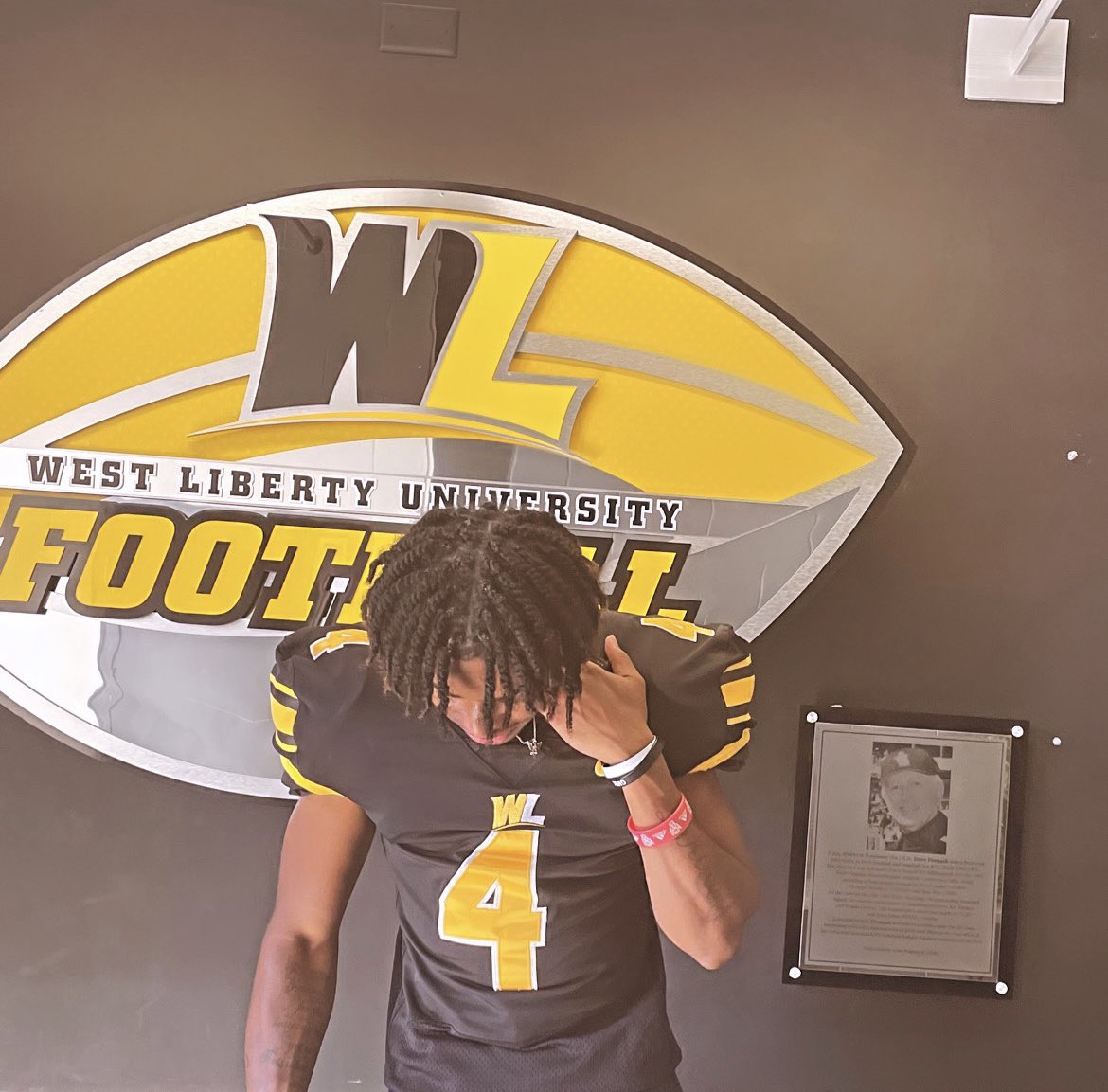 imjustlijah's tweet photo. I am blessed to announce that after a great visit and conversation with @marcusspencer41 I have received an offer and chosen to verbally commit to West Liberty University! ⚫️🟡 @Louisburg_FB @Coach_QSpellman @CaneCoachHodges @WLathletics https://t.co/42N2ynapLe