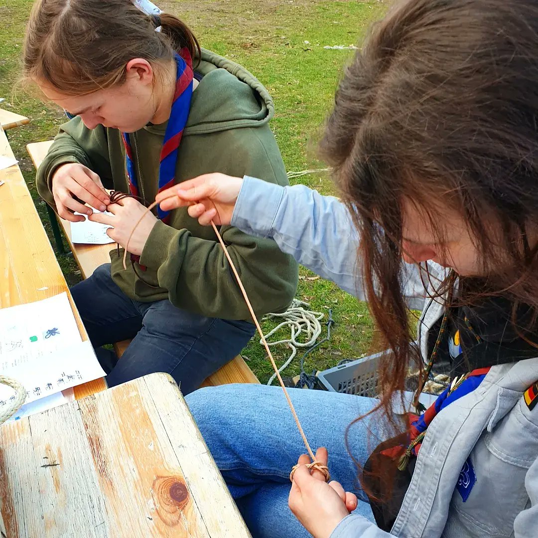 vcppankow's tweet photo. Langsam wird es wärmer draußen ☀️ und wir erinnern uns gerne an unser Anzelten ⛺ im März zurück.
Mit dem Thema "verflixt und zugeknotet" 🪢, nun kann der Sommer starten! 😄🌻⚜

~MH
#Anzelten #Zelten #März #Knoten #verflixtundzugeknotet #Sommerstart #Pfadfinder #Schwarzzelte https://t.co/6wdSpnTizp