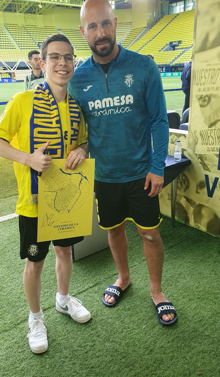 AnyLuke1's tweet photo. Die Krönung des Abends 👑💛 Ich habe die Jungs getroffen, die mich jedes Wochenende träumen lassen 💛  ich werde den Verein und diese Nähe sehr vermissen ⏳️🇩🇪 ich hoffe ich komme bald wieder 🍀 ENDAVANT 💛 @VillarrealCF https://t.co/wOvvMoqEOR