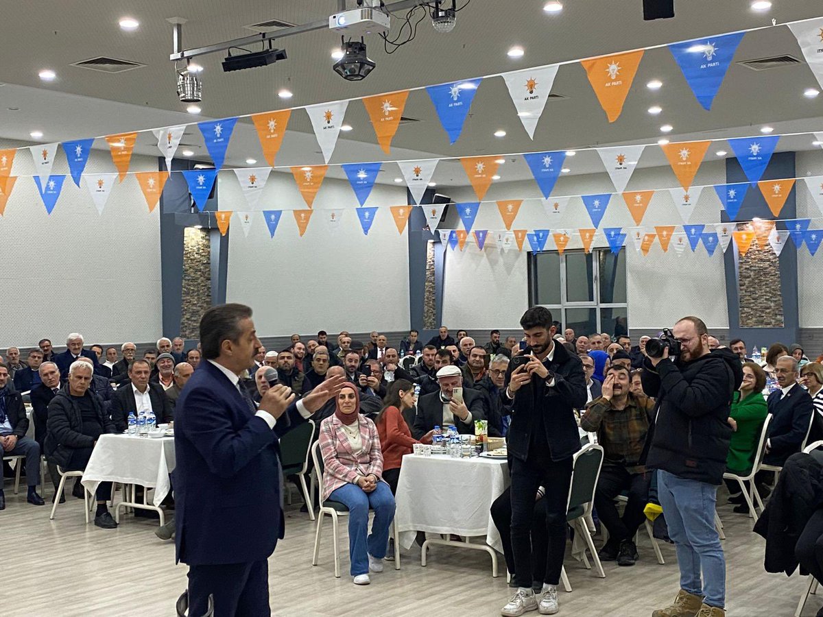 Artvin’e gelirken Borçkaya selam vermek için durduk ama sağolsunlar mitingle bizi kucakladılar. 

Akşamda Artvin Merkezde görkemli ve samimi bir iftarla hemşerilerimizle buluştuk.