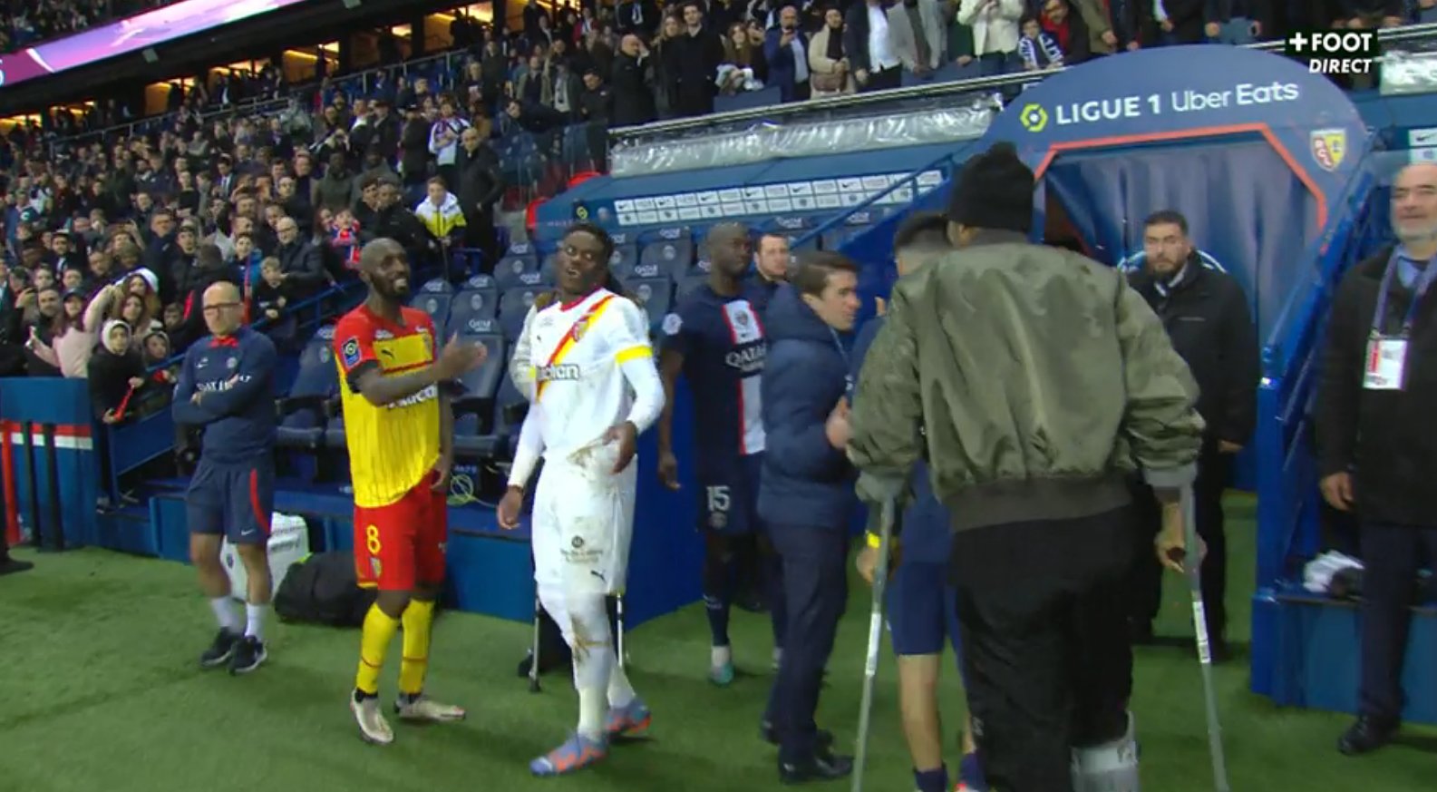 Footballogue on Twitter: "Brice Samba à Presnel Kimpembe : "Oh presko, le  'on les a chicoté' t'étais pas obligé !" 😄 Le défenseur central français  est allé chanter avec les supporters à