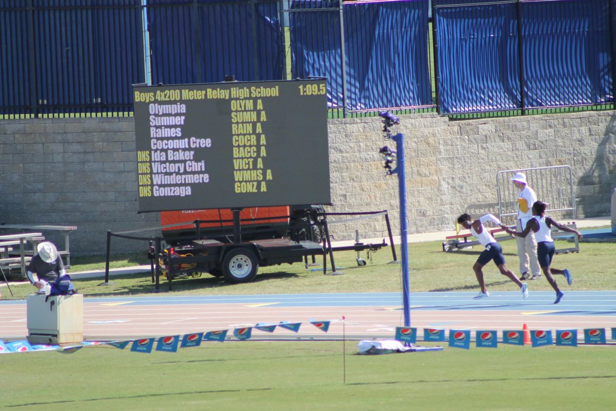 CalebTaylor117's tweet photo. Some pics at florida relays at UF glad for the opportunity #trackandfield #recruitment #D1 #college #AGTG https://t.co/6eYHu9GXv2