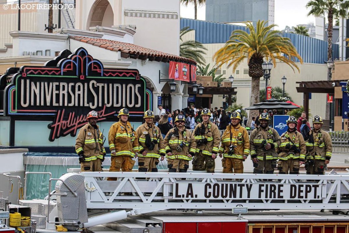 LACOFD's tweet photo. Great photos captured of #LACoFD firefighters assigned to Fire Station 51, located inside Universal Studios Hollywood. Units assigned to FS 51 include a Quint, Engine, Squad, & QRV Unit.
๐ธ @lacofirephoto (IG)
#lacofd #lacountyfire #lacountyfd #community #caring https://t.co/hRS9IRlNRl