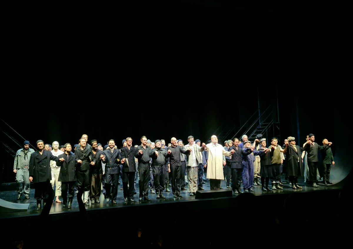 Opernjunkie's tweet photo. #CurtainCall eines fantastischen #BillyBudd|s! Intensives Dirgat, starker Cast u eine bedrückende Inszenierung von Intendant #MichaelSchulz, d heute aufgrund von Krankheit d Waffenmeister, großartig vom Einspringer Thomas Faulkner gesungen, spielte! #MusiktheaterImRevier #Britten https://t.co/mJkfZ4EBg7