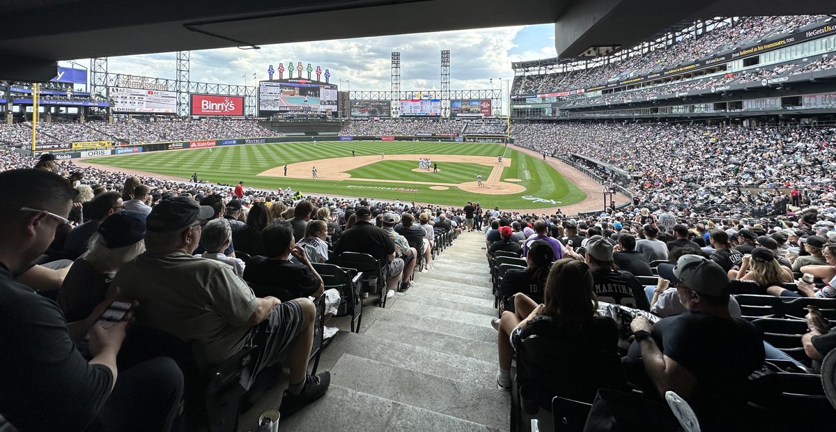SultanOfClout's tweet photo. “No one goes to WHITE SOX Games” https://t.co/Yil1MT9kfj