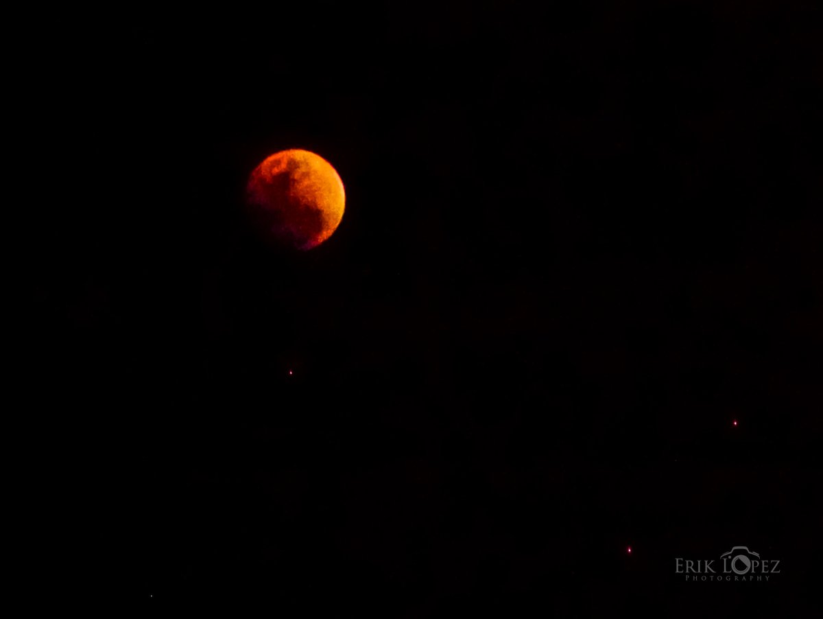 ErikLopezPhoto's tweet photo. Lunar eclipse, Cuautitlán, Estado de México, México; February 20th, 2008.

Picture 3: Lunar Eclipse from January 20th, 2019, I think I really improved in those 11 years.

#ErikLopezPhotography #PSILoveYou #Photography #Kodak #KodakPhotography #Nikon #NikonPhotography #Memories https://t.co/DQr5Q6LhXl