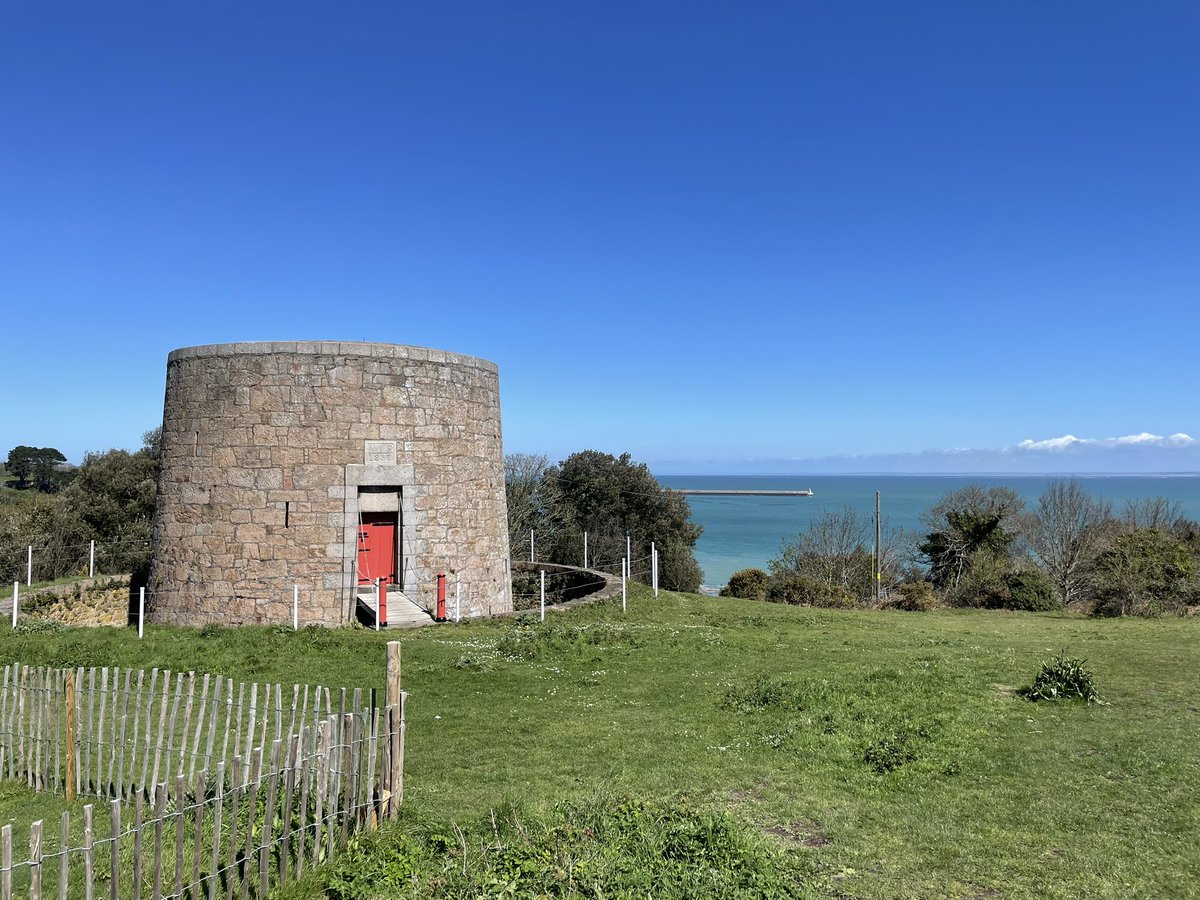 GuideJersey's tweet photo. Sun+blue skies++incredible scenery+2 wonderful Canadian guests+ 1000’s of years of Jersey history= a perfect @Jerseyuncovered #adventure in and around #Gorey today. @VisitJerseyCI @JerseyHeritage @NatTrustJersey @BBGuides https://t.co/v1HZ79bb0W