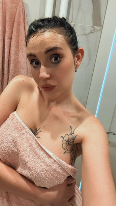 Good night everyone 😍 https://t.co/8pdOBXEgNK