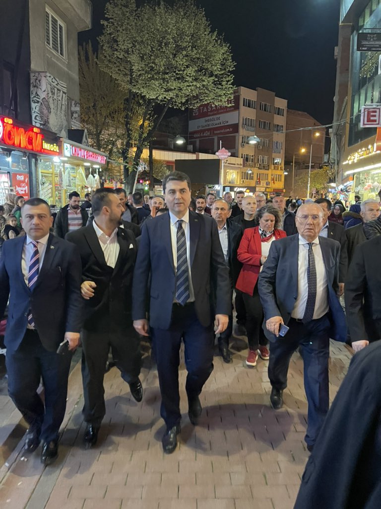 İnegöl Bosna Hersek Kültür ve Yardımlaşma Derneği’nde, hak ve hürriyet mücadelesinin ölmez lideri İzzetbegoviç’in fotoğrafı altında şu sözleri geldi aklıma;

“Hukuk sadece meslek değil inancım, yaşam tercihim ve hayat felsefem.”

Nazik ev sahiplikleri için teşekkür ediyorum.