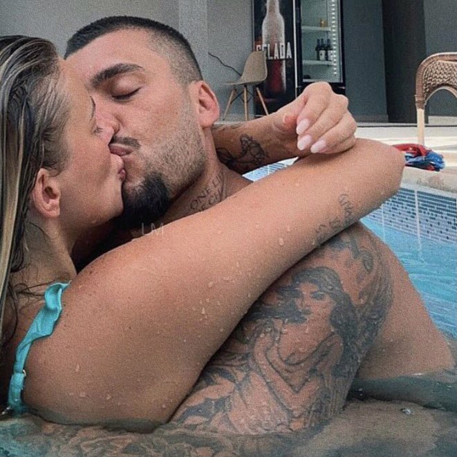 Você pode ter todos os defeitos do mundo, mais ainda é melhor do que o resto do mundo. Eu sempre me apaixono por você. Todas as vezes que te vi, eu sempre me apaixonei por você. E eu nunca vou entender porque você é exatamente o que eu quero.  🖤@