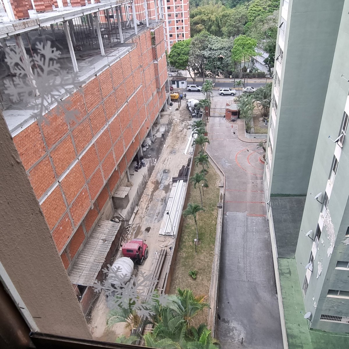 minervadelia's tweet image. A las 5:07 pm de hoy sábado, vacian concreto en el #enchufateconTraki #trakirral sin respeto por los vecinos, la @ElHatillo np hace nada y menos el Alcalde @eliasayegh quien está en campaña en las primarias, pedimos respeto hacia la comunidad de @PARQUECIGARRAL
