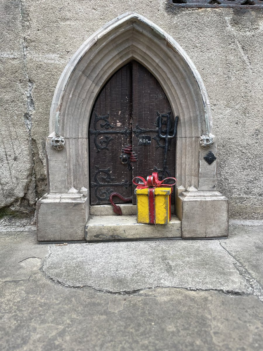 Saw this tiny doorway, just off Trinity Street in Cambridge yesterday, never seen it before
#Cambridge #visitcambridge #trinitystreet #trinitycollege #smalldoors