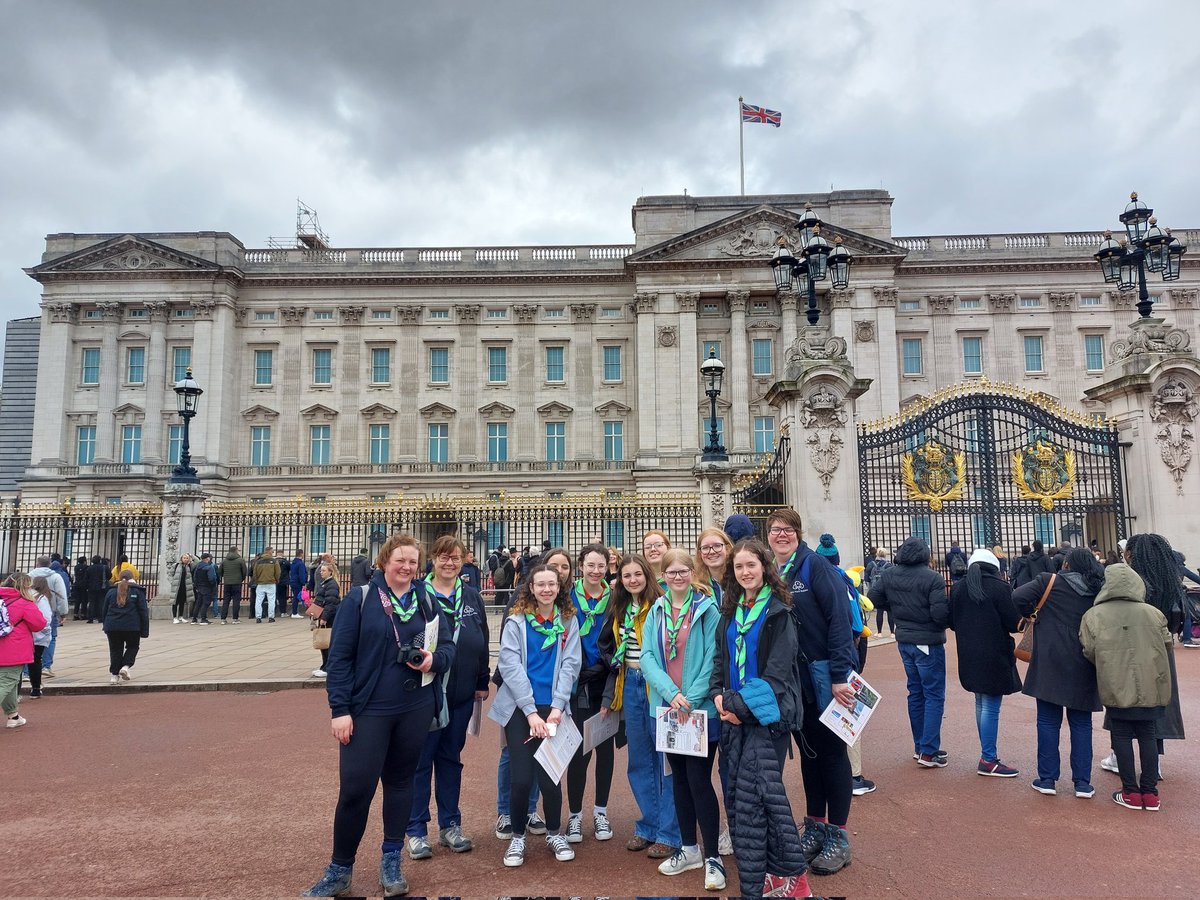 ManorDivision's tweet photo. @Girlguidingnys @GirlguidingNEE 6th York Guides have had an amazing time in London.  We've stayed at @ICANDOlondon for 2 nights, done the ICANDO Challenge, visited the Natural History Museum, went on the London Eye River Cruise &amp; of course had time for shopping and food! https://t.co/yX8IS46tCC