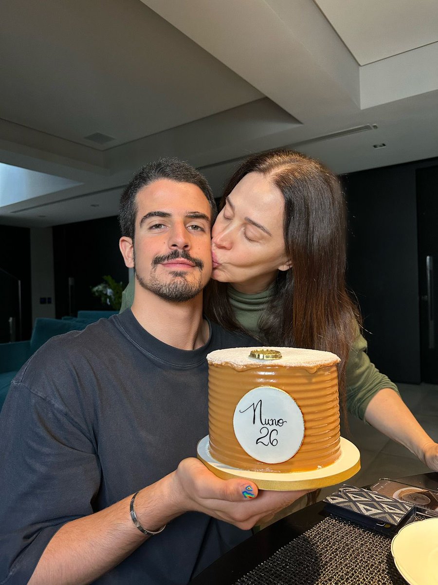 ClaudiaRaia's tweet photo. Nuno, meu primogênito, amor da minha vida, feliz aniversário! Quero te agradecer por ser essa luz linda na minha vida, por me encher de orgulho, me proteger quando preciso, compartilhar segredos, ser um filho e irmão maravilhoso. Que seja lindo, com muito amor, Mã ❤️ https://t.co/XdO1tNEwcU