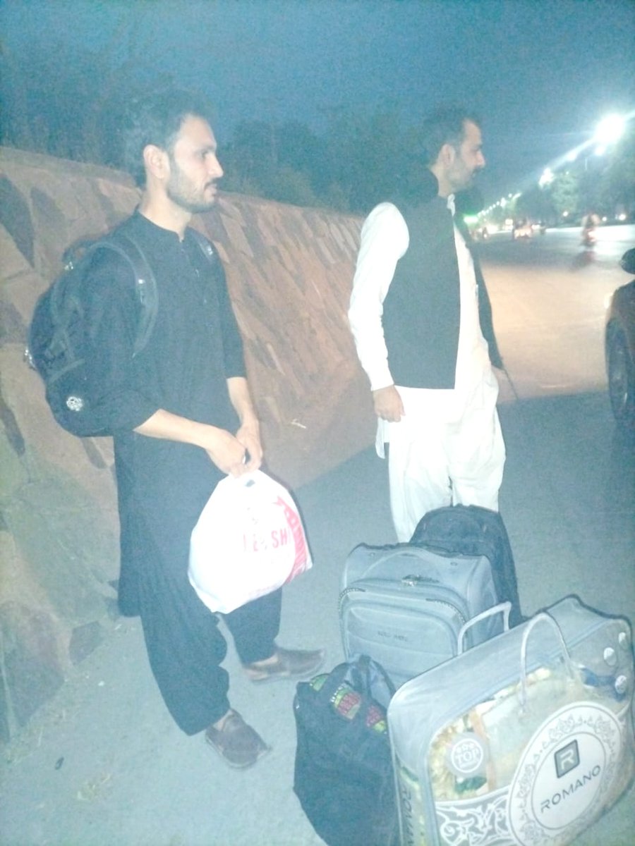 HayeeBaloch4's tweet photo. بلوچستان کے حالات اس نہج پر پہنچ چکے ہیں کہ مسیحا بھی سفر کرنے میں محفوظ نہیں۔
ڈاکٹر نبی داد بگٹی اور ڈاکٹر فیاض کا اغواء انتہائی شرمناک عمل ہے جس کی جتنی مذمت کی جائے کم ہے-
دونوں ڈاکٹرز  HSA Islamabad میں MSPH کررہے ہیں-
#ReleaseDrNabidadBugti
#ReleaseDrFayyazLashari https://t.co/g8hwkliXm8