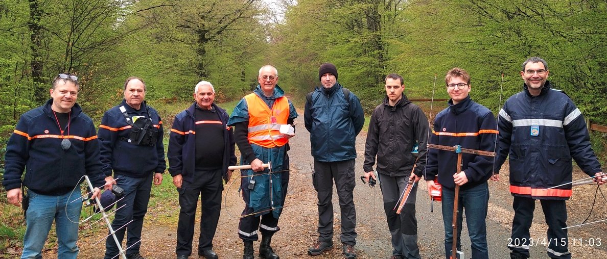 adrasec78's tweet image. 15/04/2023 Exercice pluvieux de recherche de balise  pour l'#Adrasec 78.

L'occassion de tester de nouvelles réalisations  et intégrations  en cours : #iGate #digipeater #APRS, #NPR70

@Prefet78 #radioamateur #hamradio @SecCivileFrance