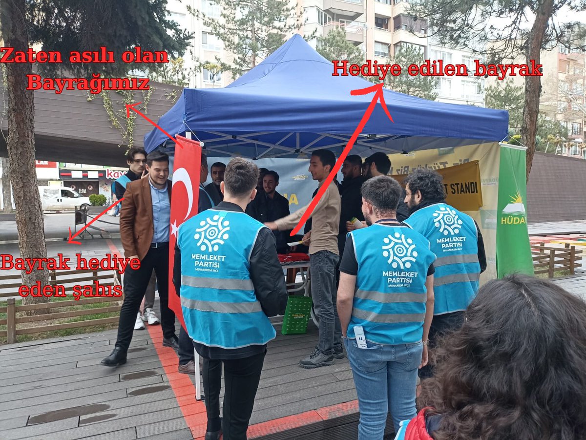 hudaparfan's tweet photo. 🔴 Bu iftirayı da retweet yapalım duymayan kalmasın.

Sözde bayrakçılar, #HÜDAPAR standına asmak için bayrak hediye ediyorlar. Ama kendi standlarında bayrak asmamışlar. 
Bu zihniyet istediği kadar isim değiştirsin yalan ve iftira zihniyetlerinden silinmeyecek.
Bu da bir kanıtı! https://t.co/QC9BJwvoYo