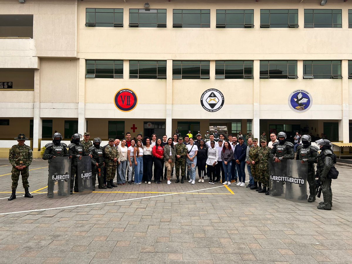 ferinfanteria's tweet photo. Visita de los estudiantes de la @upbcolombia facultad de ciencias políticas al BAPOM4;  es muy grato saber que han compartido y recibido conocimientos que le servirán para su formación profesional y personal. 🤝🏻💪🏼💪🏼 https://t.co/C1cjGSKxQC