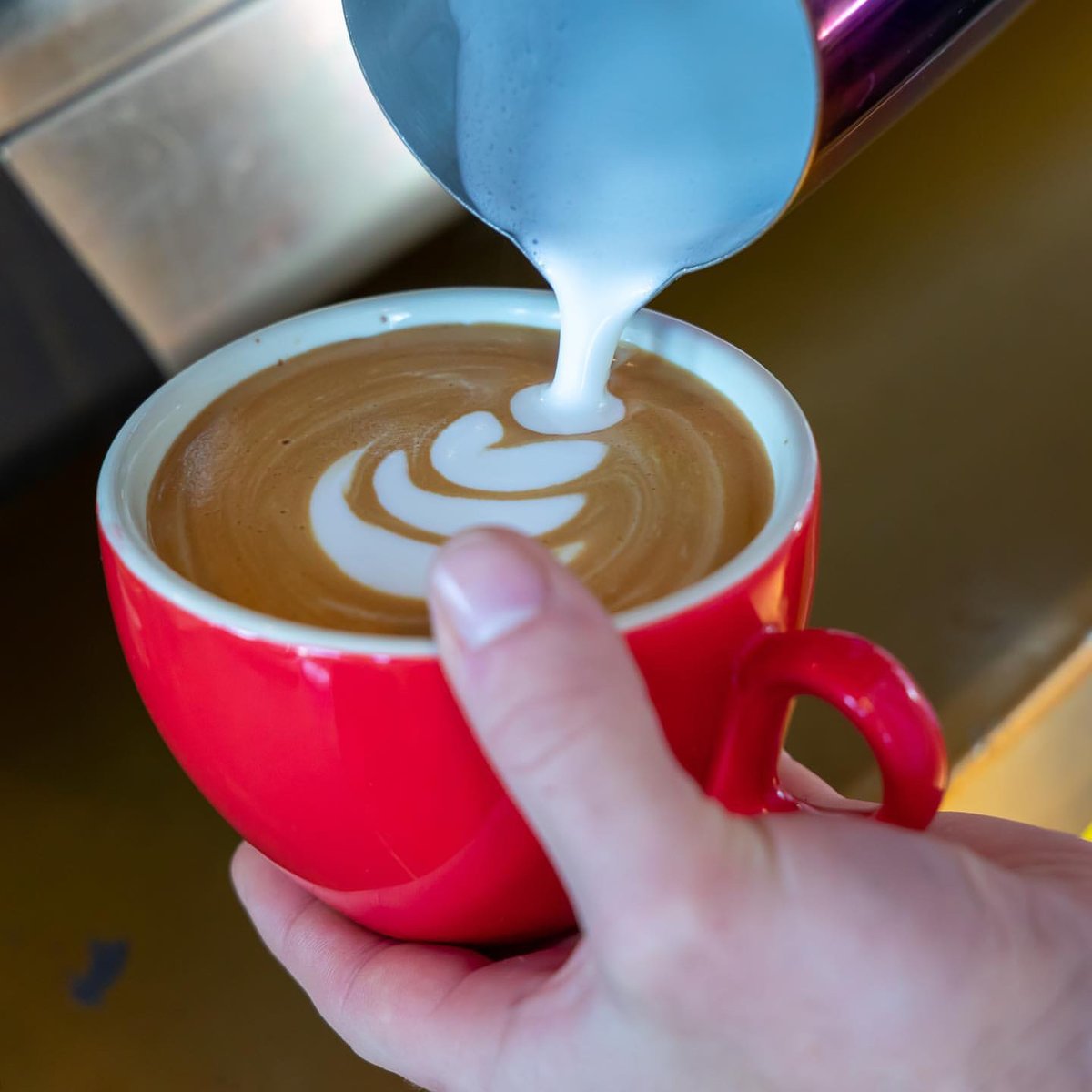 moffat_anz's tweet photo. Cafe Royal in #WA, serves up seriously good #coffee. ☕
This funky pink #Rancilio RS1 espresso machine gets plenty of work and produces a fantastic brew all day long.
#cafelife #specialitycoffee #barista #perthcafes https://t.co/Xnxg096Kke