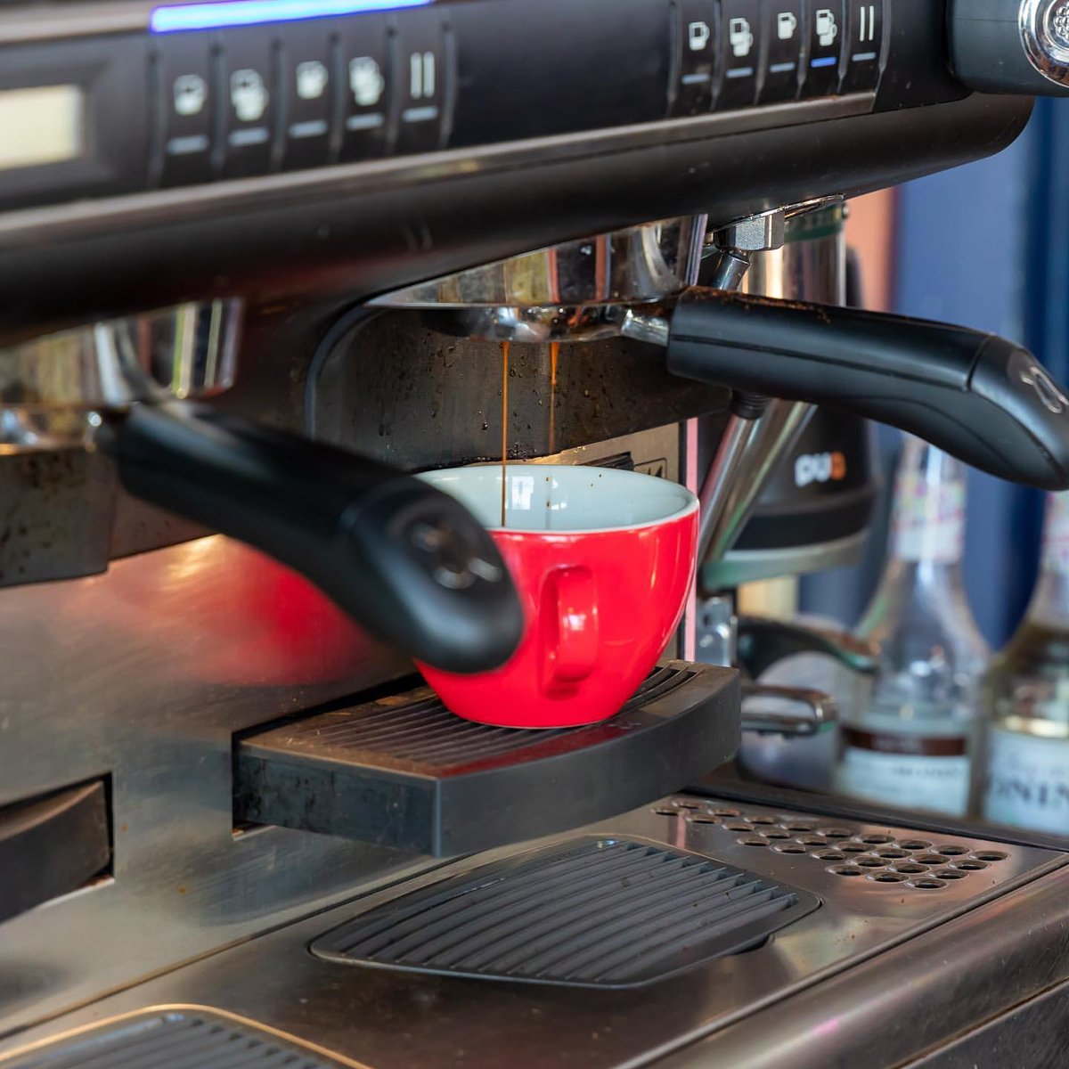 moffat_anz's tweet photo. Cafe Royal in #WA, serves up seriously good #coffee. ☕
This funky pink #Rancilio RS1 espresso machine gets plenty of work and produces a fantastic brew all day long.
#cafelife #specialitycoffee #barista #perthcafes https://t.co/Xnxg096Kke