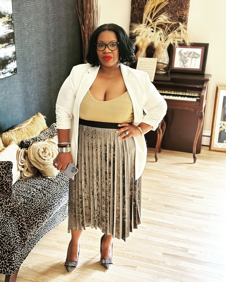 Heading out to the CEO Dinner Series with some of the top black female CEO’s in NY. | It’s been quite the day but in order to glow up, you gotta show up. 

#Disrupter #CEO #WomanCEO #blackceos #Hamptons #LINYC