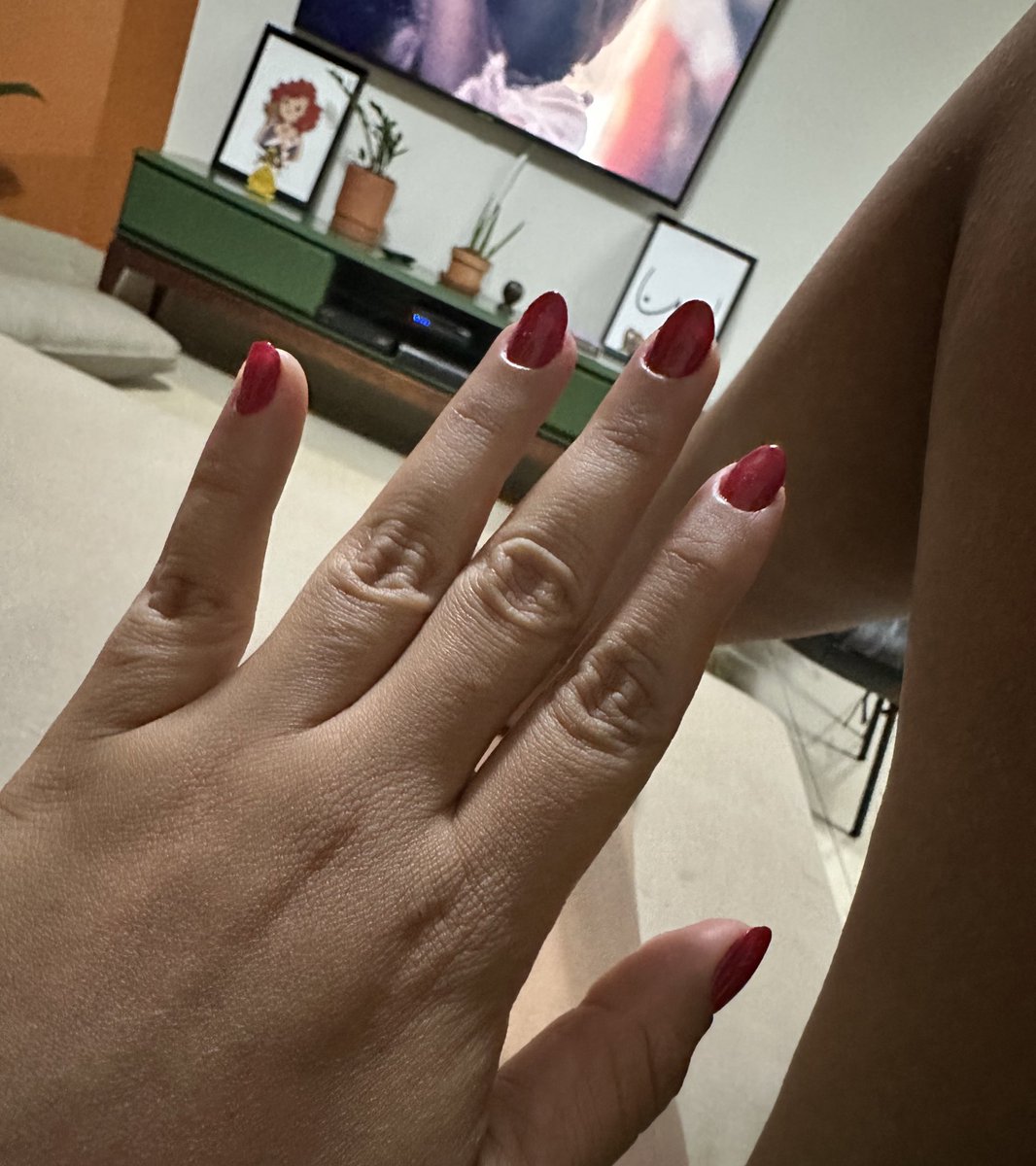 Dridrisaa's tweet photo. Não tem nada que eu odeie mais que depender de salão. A prova disso é que aprendi tudo que preciso. Roia unha até ontem e hoje eu mesmo faço e pinto. https://t.co/0E5SmJ58Rc