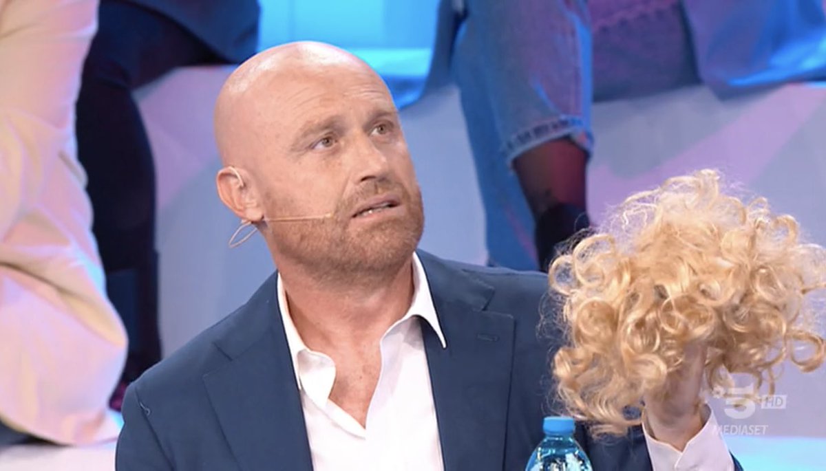 amicifamilyy's tweet photo. ma mattia e benedetta ormai si baciano come se niente fosse #amici22 https://t.co/kbHmKBNz4j