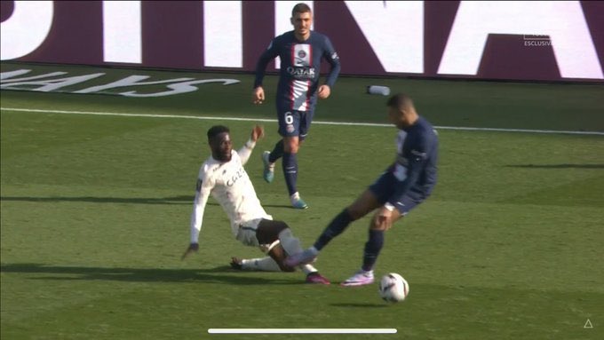 GeraldGiro's tweet photo. Une explication svp. Vraiment pathétique.  Même arbitre🤦🏽‍♂️🤦🏽‍♂️🤦🏽‍♂️
#PSGRCL @alexandreruiz @lequipedusoir @lequipe https://t.co/yiHLLU51eh
