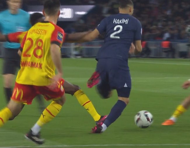 GeraldGiro's tweet photo. Une explication svp. Vraiment pathétique.  Même arbitre🤦🏽‍♂️🤦🏽‍♂️🤦🏽‍♂️
#PSGRCL @alexandreruiz @lequipedusoir @lequipe https://t.co/yiHLLU51eh