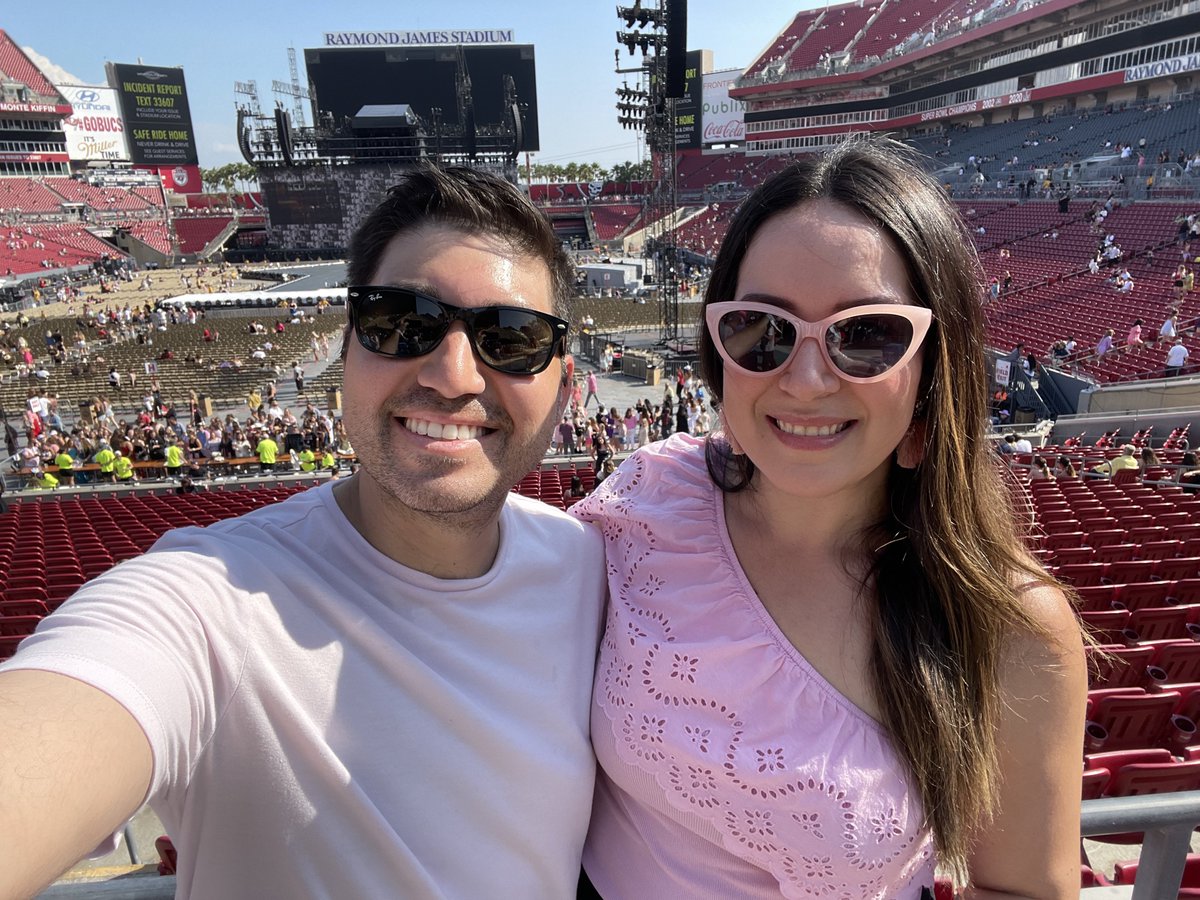 lupemonarrez's tweet photo. In our Lover Era 🫶🏼💕 @TSTheErasTour @taylornation13 #TampaTheErasTour #TSTheErasTour https://t.co/Nhv4ApcqtZ