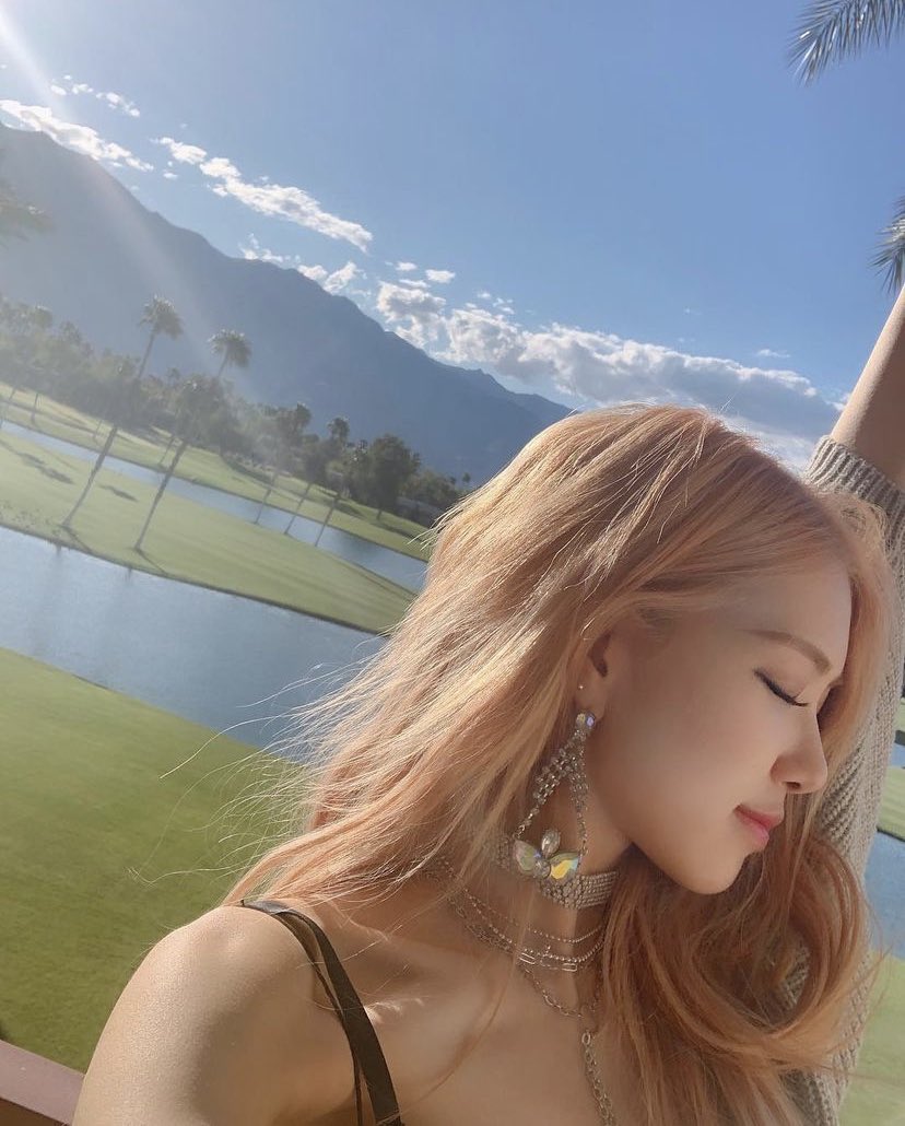 ROSÉ CHARTS tweet media