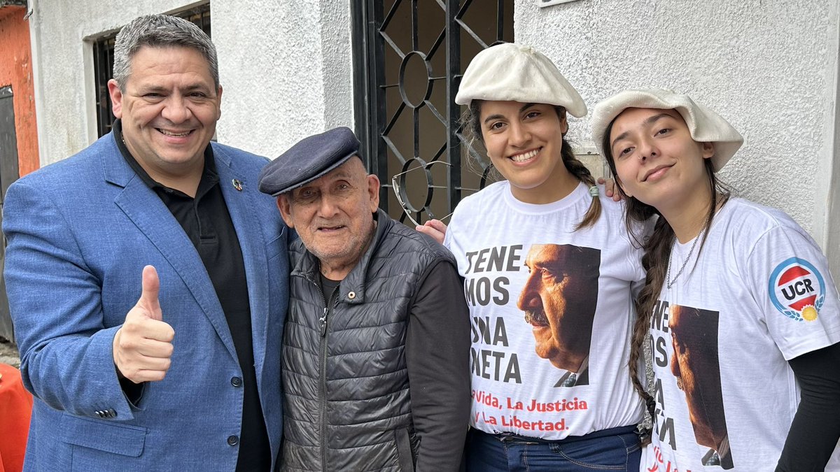 ArielGarciaUCR's tweet photo. 📍Ahora, con #IvannaSalvatierra y #VerónicaOcampo junto a un gran equipo que el próximo #14DeMayo va a transformar la realidad de los vecinos y vecinas de #Famaillá

🙌 #JuntosSomosMejores
#RobertoSanchezGobernador https://t.co/iYXA01NMA5