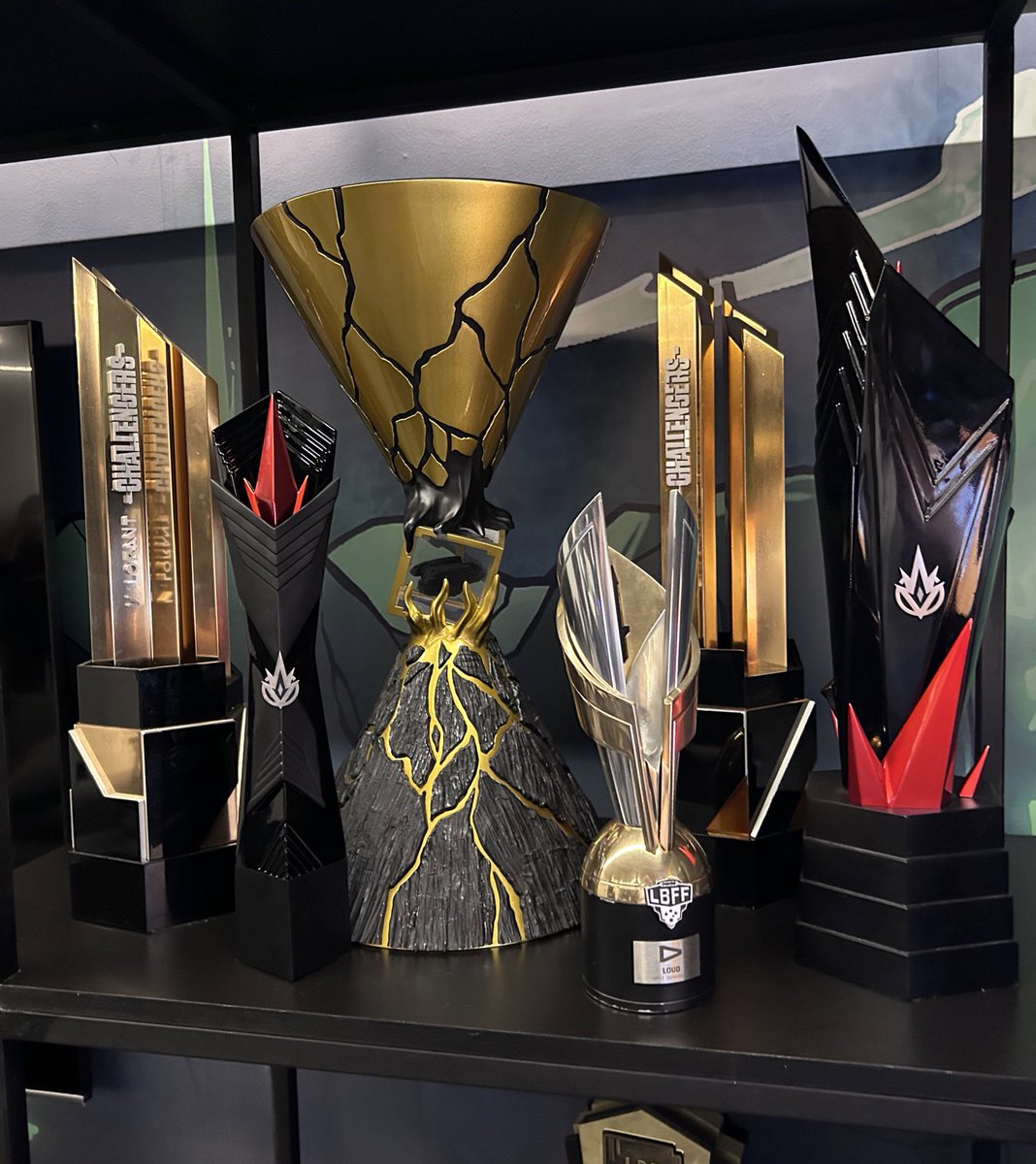LOUDgg's tweet photo. Tradição em ganhar troféu https://t.co/FoOvrs4c2d
