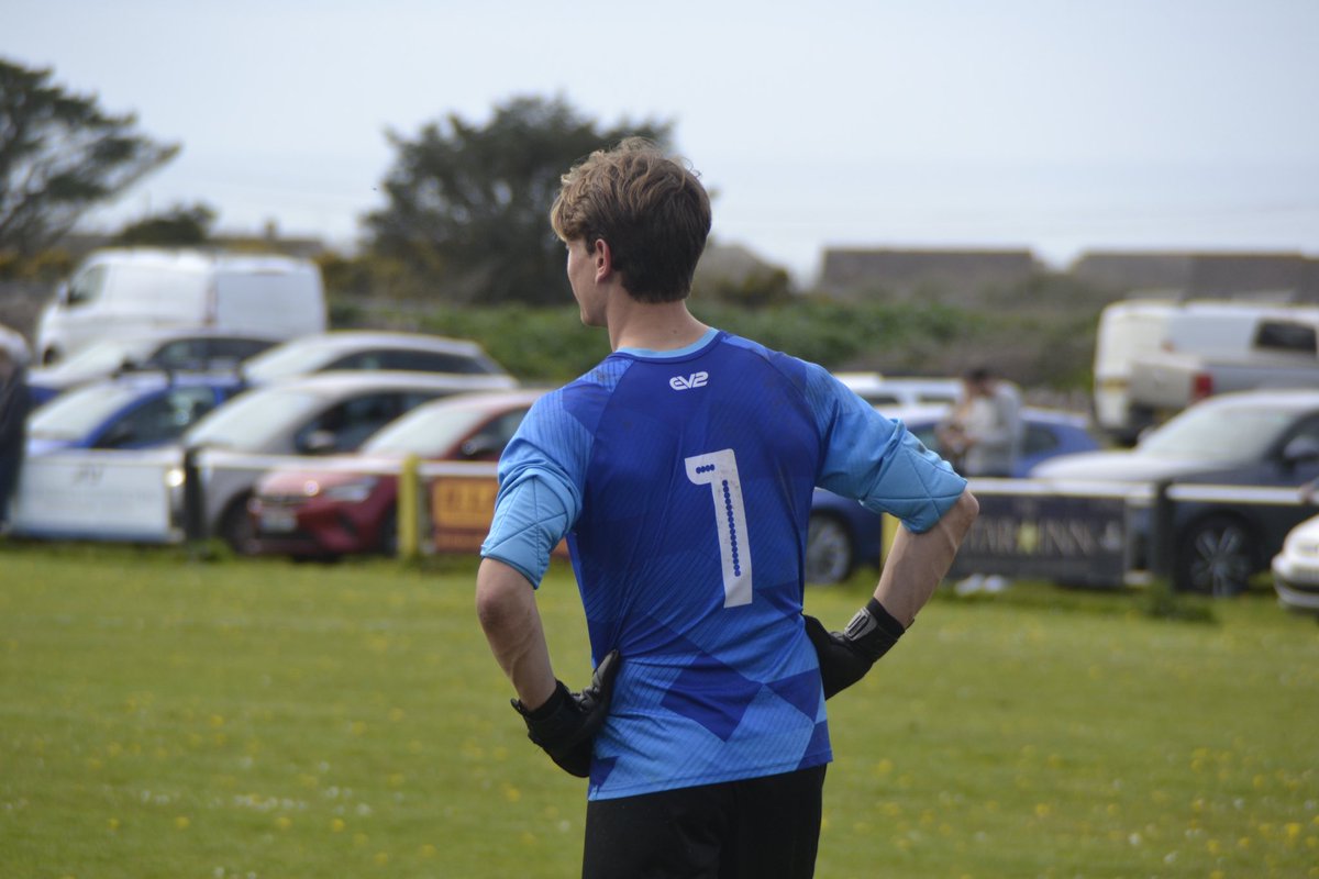 PendeenReserves's tweet photo. Who was impressed with Ezra between the sticks today? We were! 🙋🏻‍♂️

A tough test and cracking performance to back it up for the lad, well played Ezra 

⚫️🟡🧤

#reserves https://t.co/25Wthc4wdG
