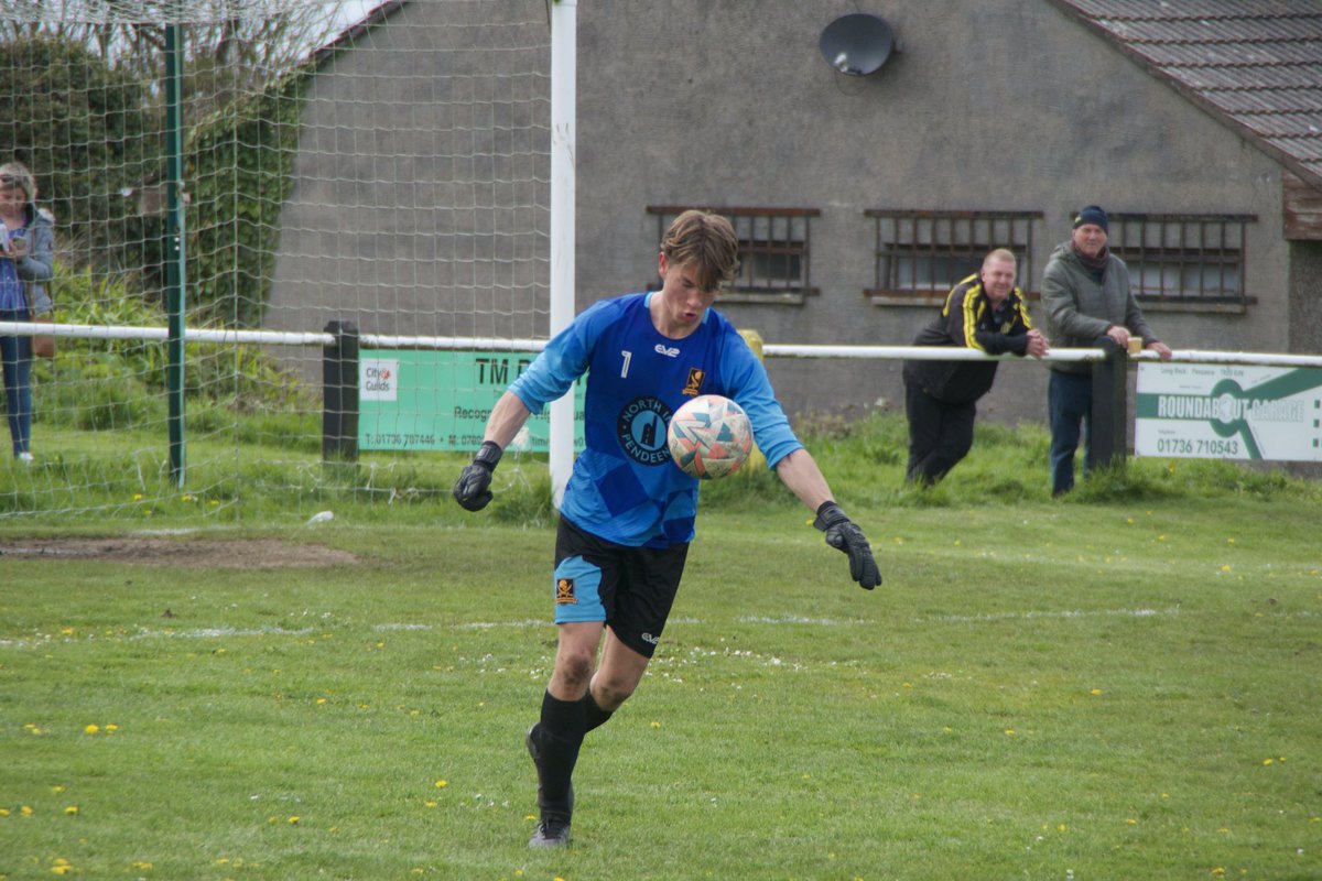 PendeenReserves's tweet photo. Who was impressed with Ezra between the sticks today? We were! 🙋🏻‍♂️

A tough test and cracking performance to back it up for the lad, well played Ezra 

⚫️🟡🧤

#reserves https://t.co/25Wthc4wdG